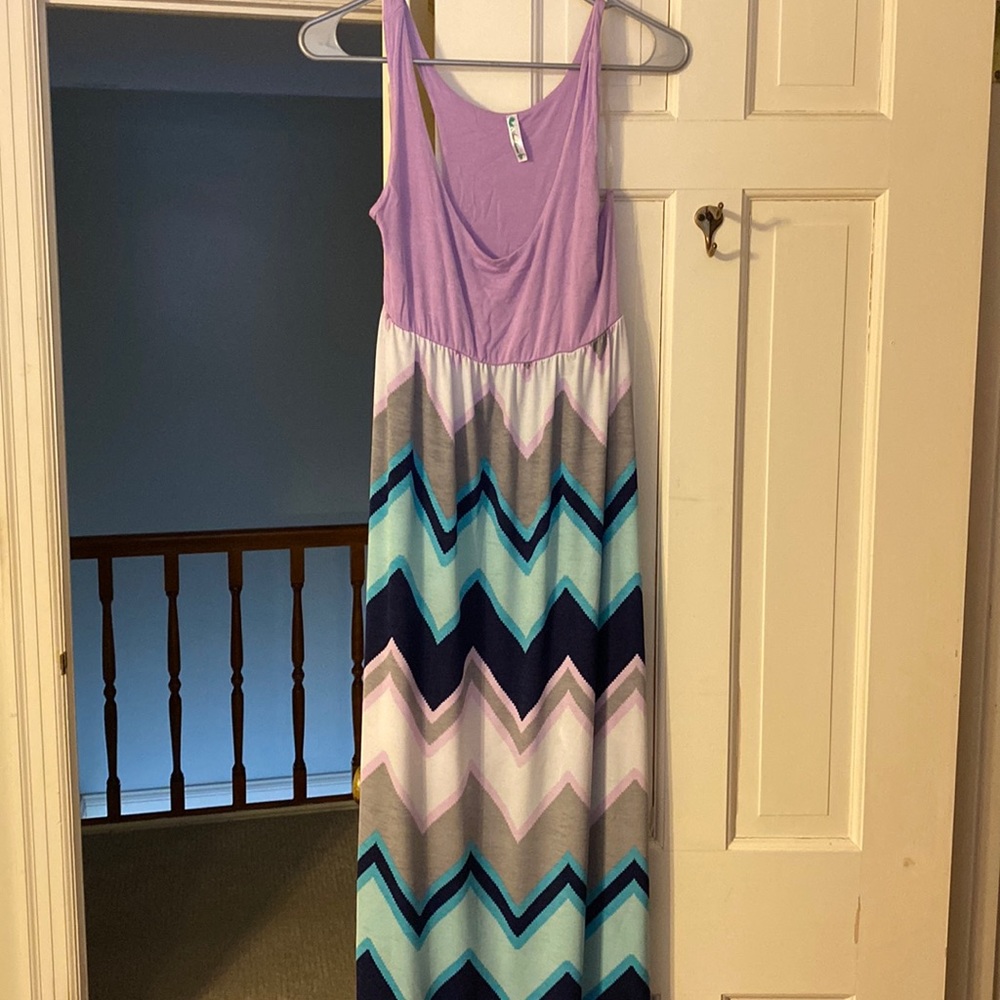 In great used condition! Stretchy chevron print maxi dress!